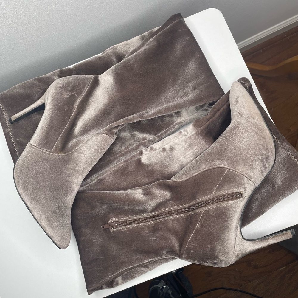 New Look- Thigh High Grey Velvet Heeled Boots